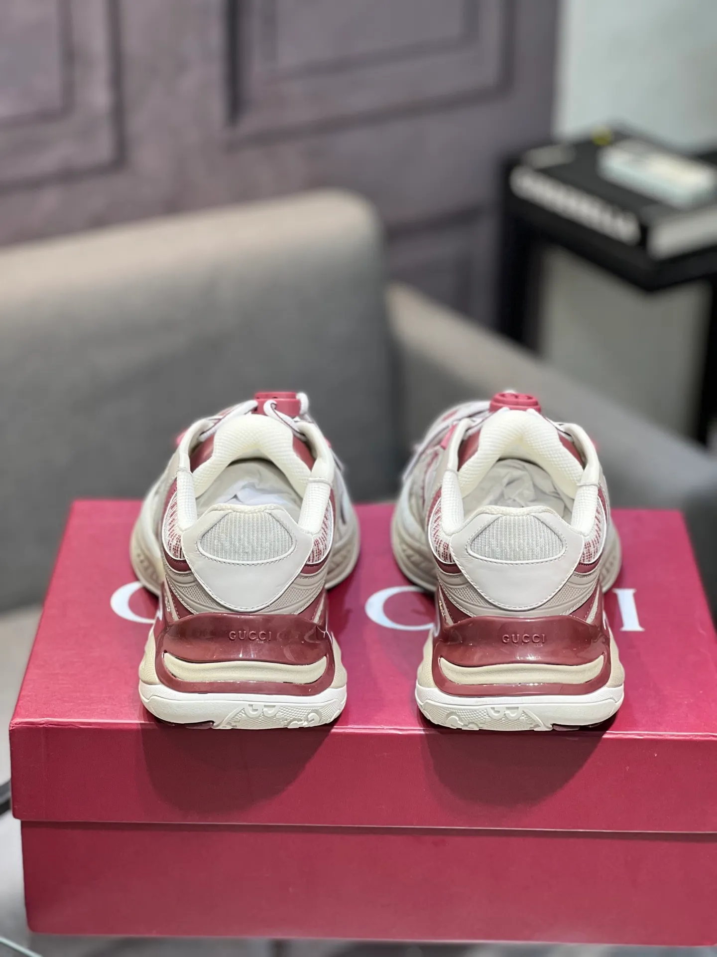 Men's Men's Shoes 💰900 Gucci Gucci 2.0 Sports Shoes Couple's Style Retro Casual Shoes Running Shoes Original Purchase, Development, Production Gucci 2.0 Sports Shoes reinterpret the brand's iconic striped webbing elements. This sneaker reinterprets the iconic details, using thick EVA soles with a smart silhouette, bringing a stable and comfortable wearing experience. Exquisite packaging at the delivery counter. Fabric: original imported cowhide + technical fabrics. Lining: original imported breathable mesh. Sole: original molded ultra-light foam rubber. Bottom thickness: 4CM. Size: 35-40 for women / 39-45 for men.